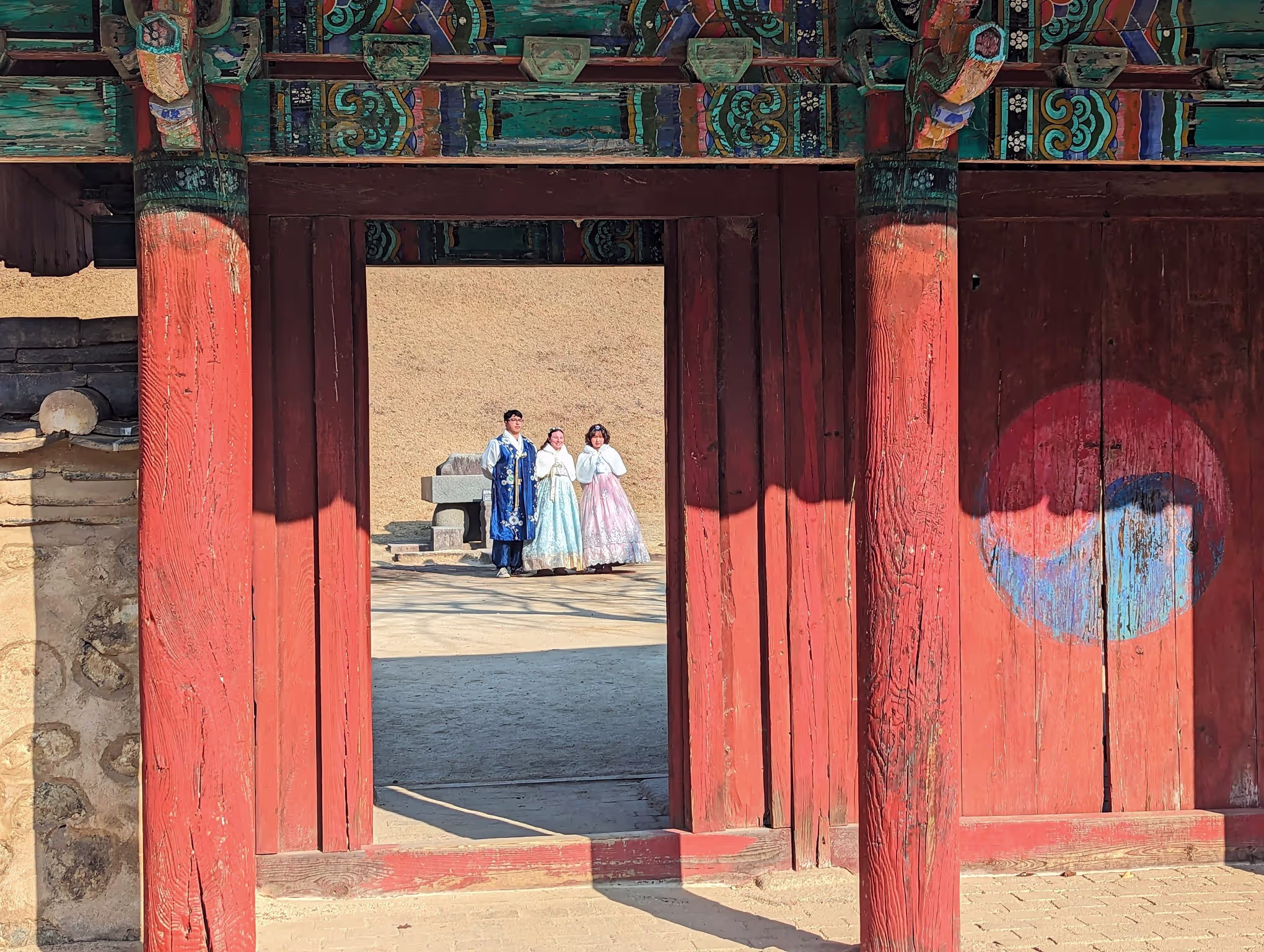 3 personnes au complexe funéraire Daereungwon