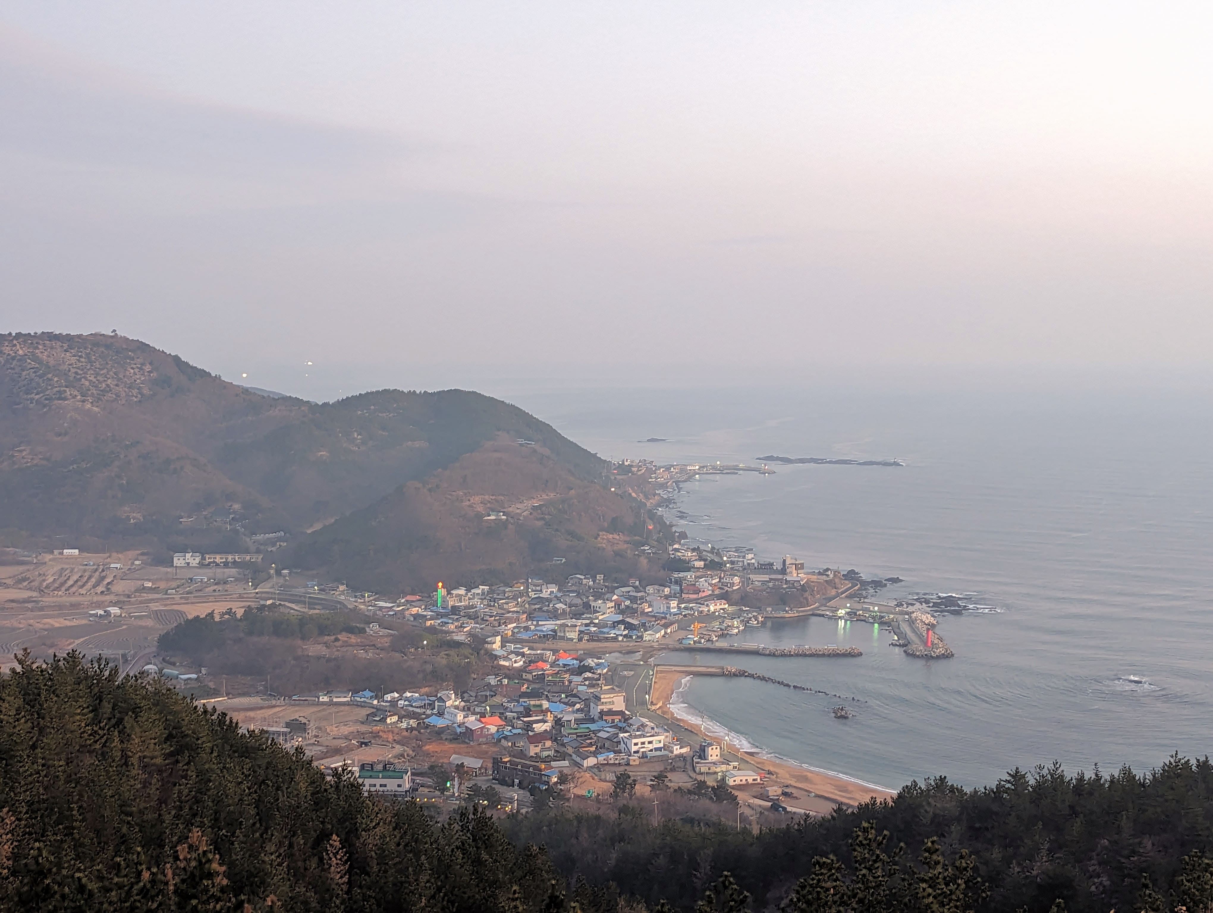 Vue sur l'autre versant depuis le Mont Gonlyun