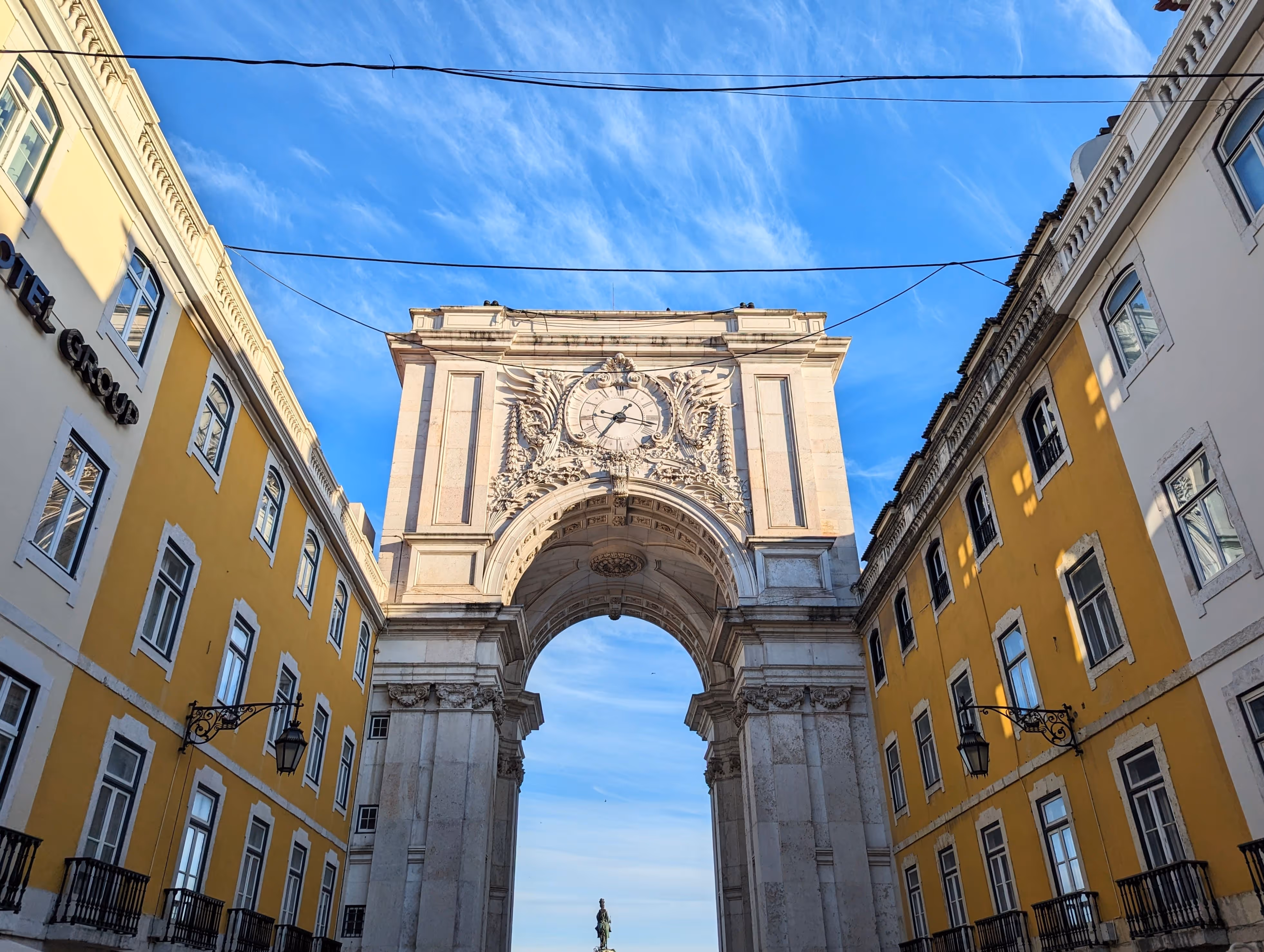 La praça do Comércio et son arc