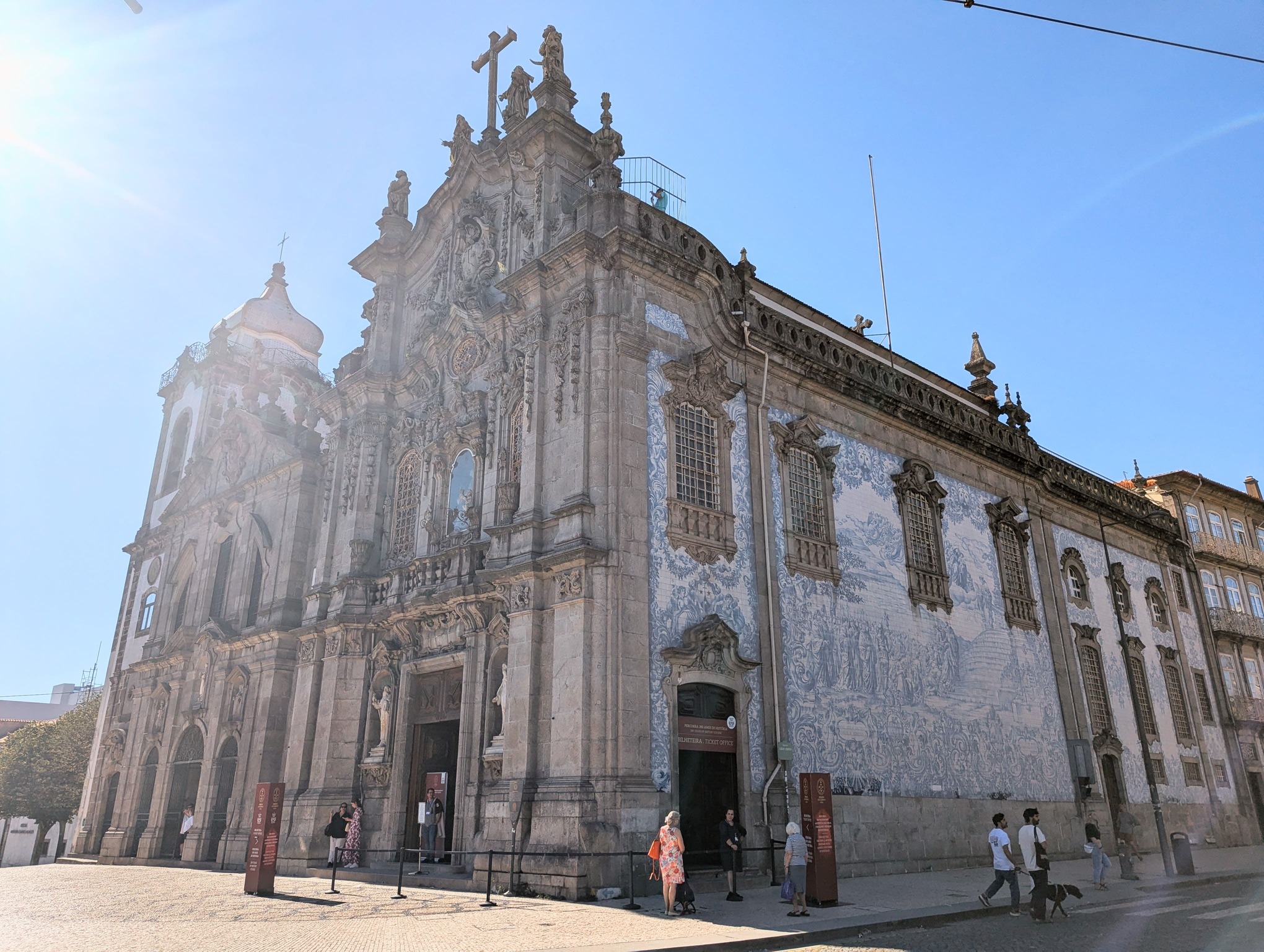 La Igreja do Carmo séparée par une maison avec la Igreja dos Carmelitas
