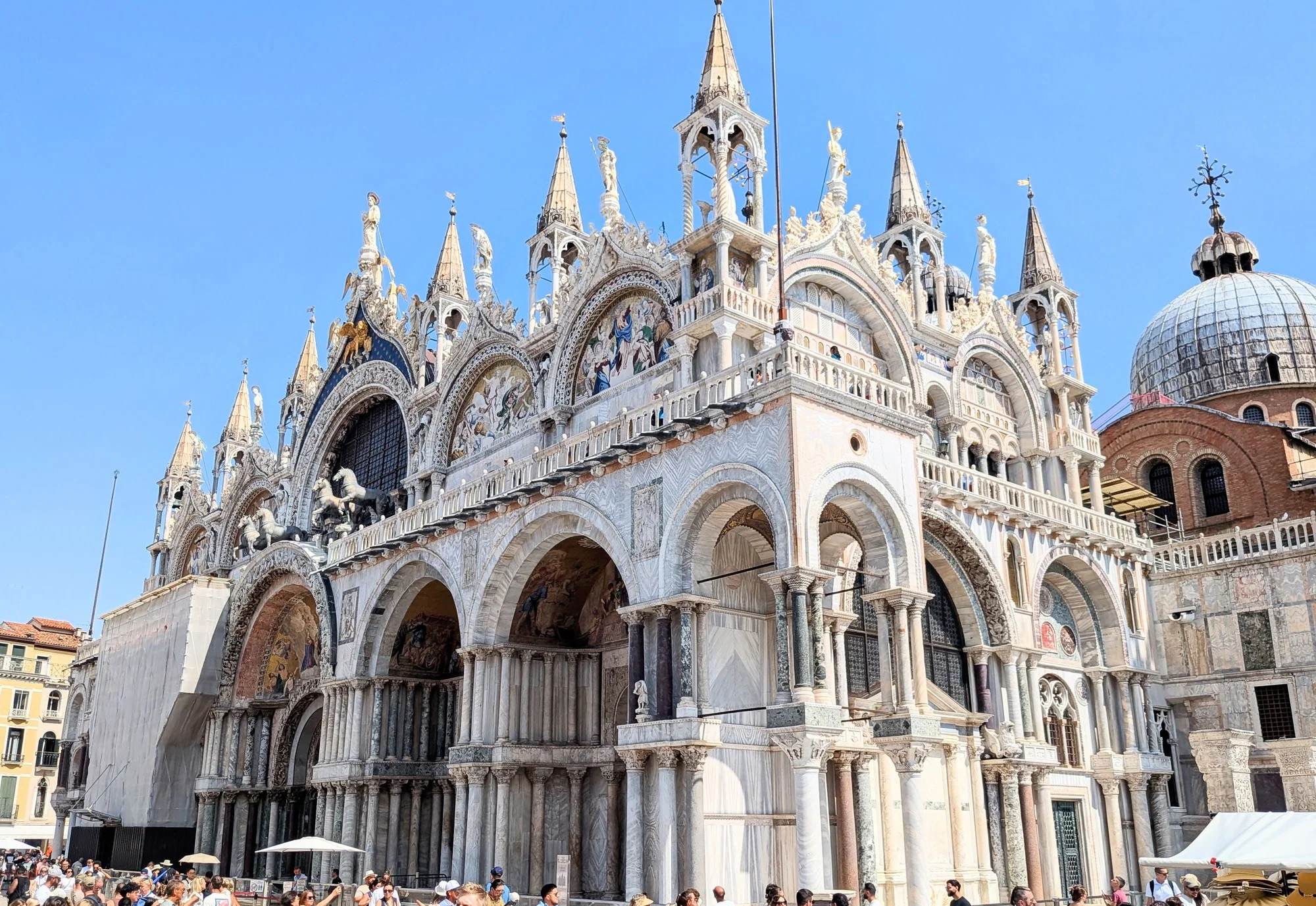 Basilique Saint Marc vue de l'extérieur