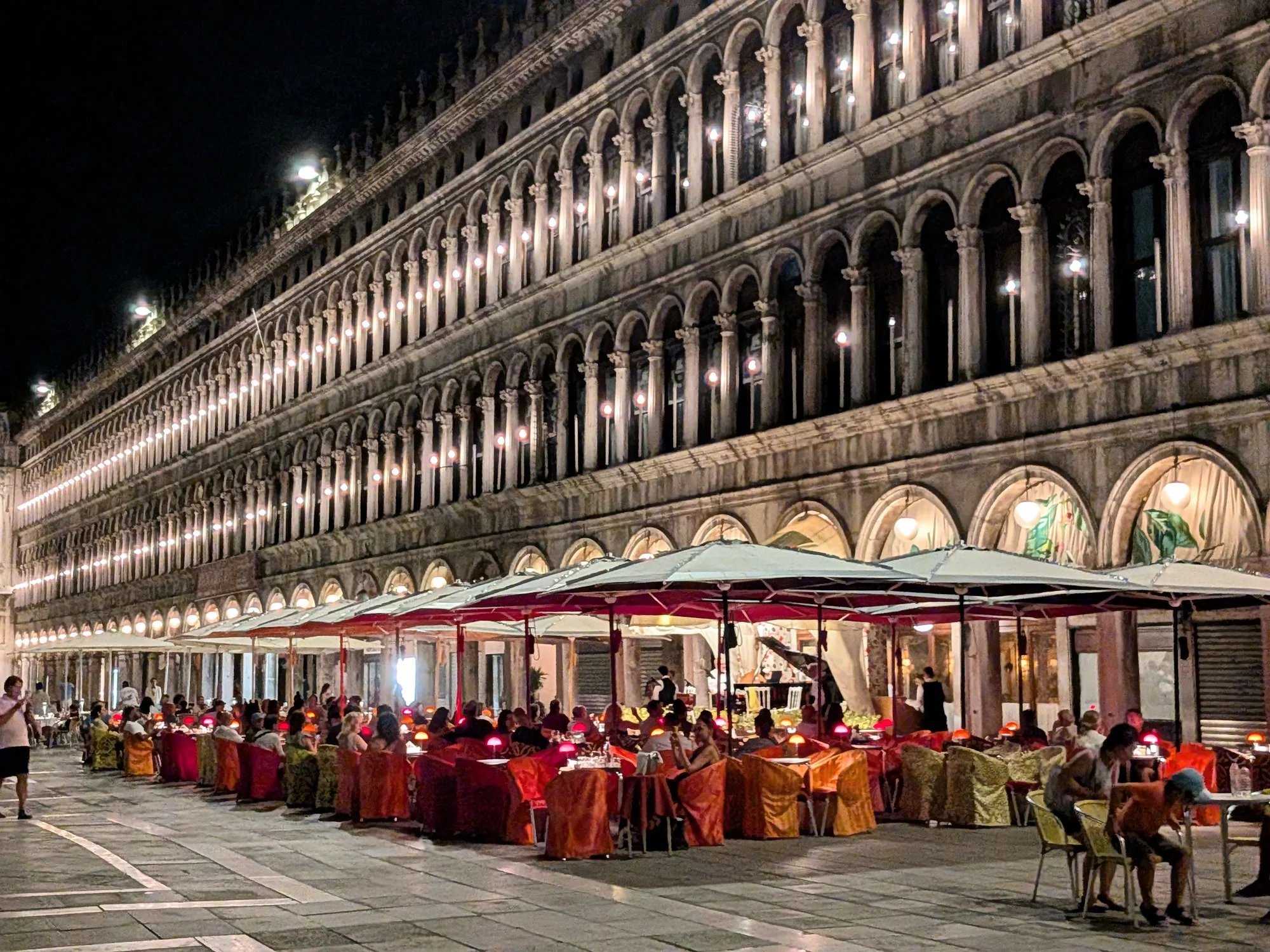 Place Saint-Marc la nuit