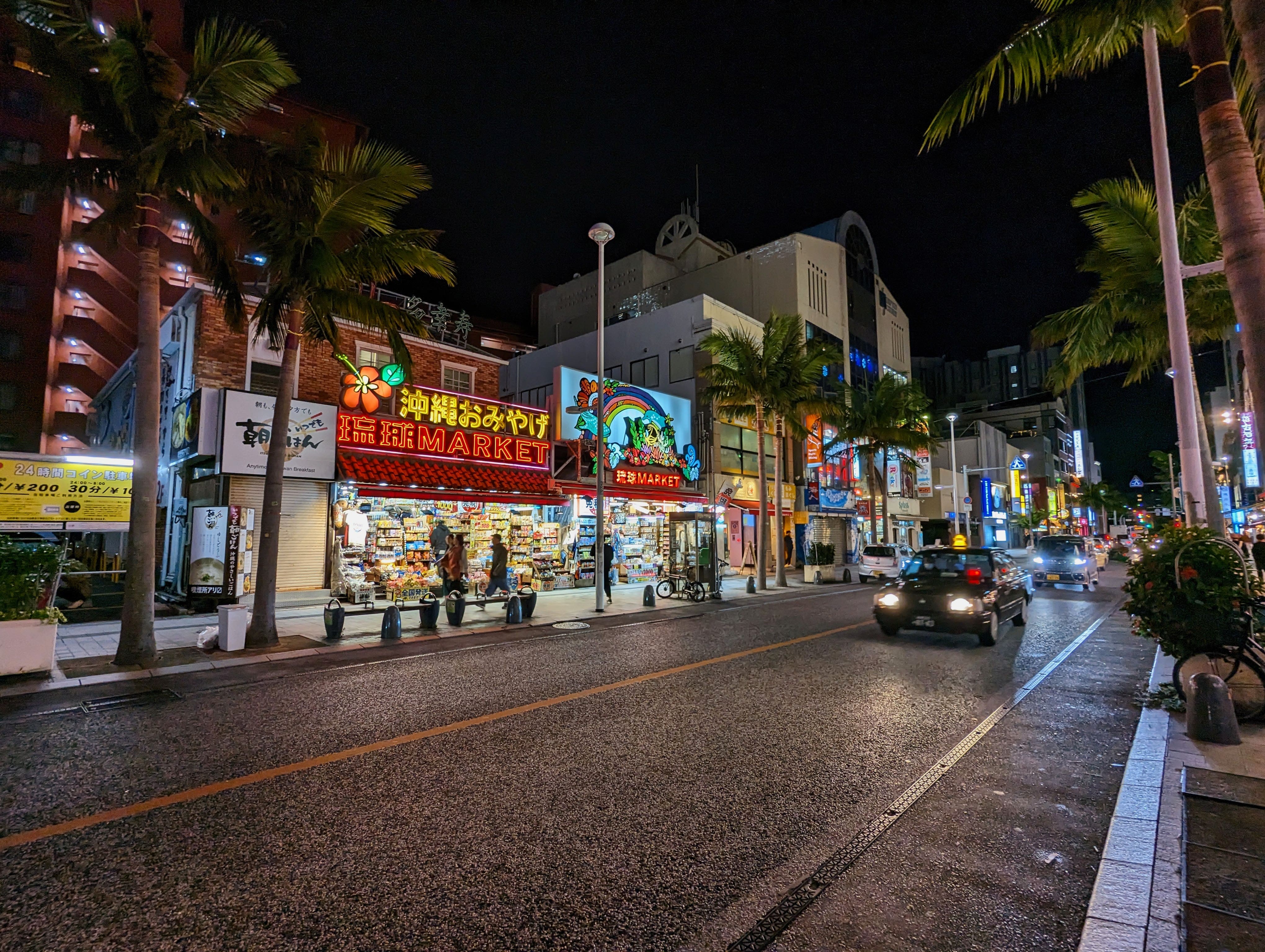 La rue Kokusai de nuit