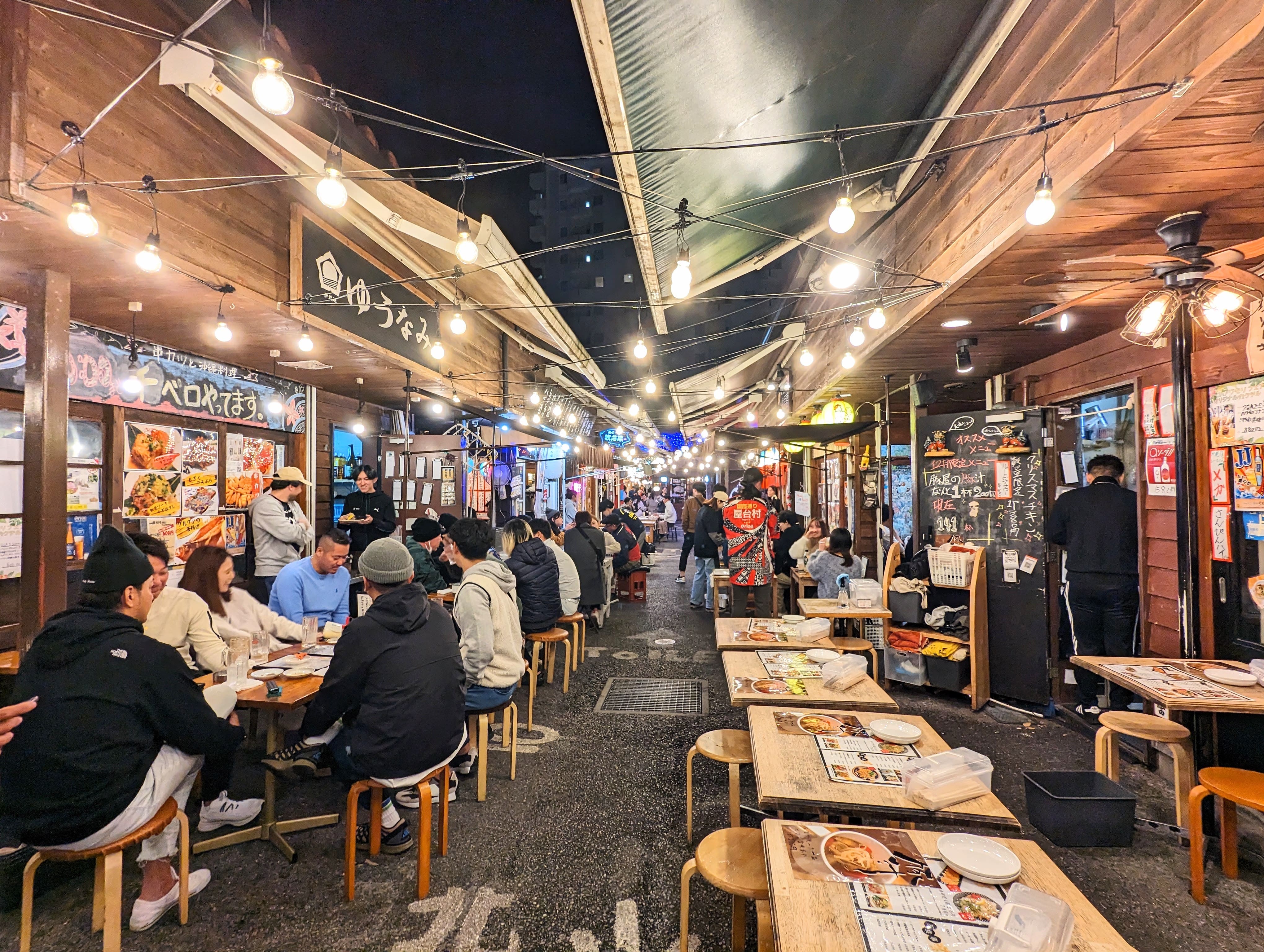 Les stands de nourriture au Kokusai Food Village