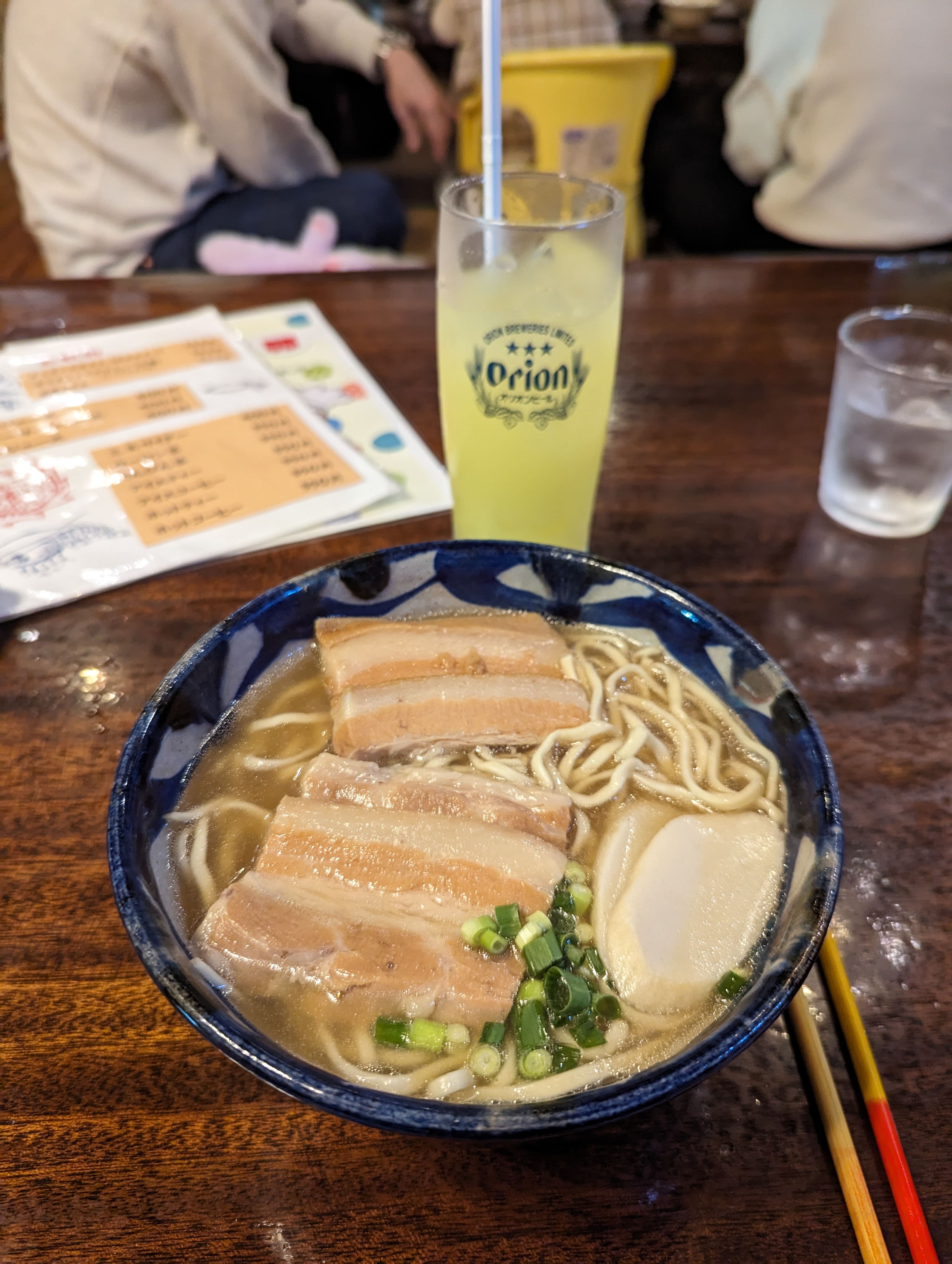 Le célèbre Soba d'Okinawa et son jus au Shikuwasa