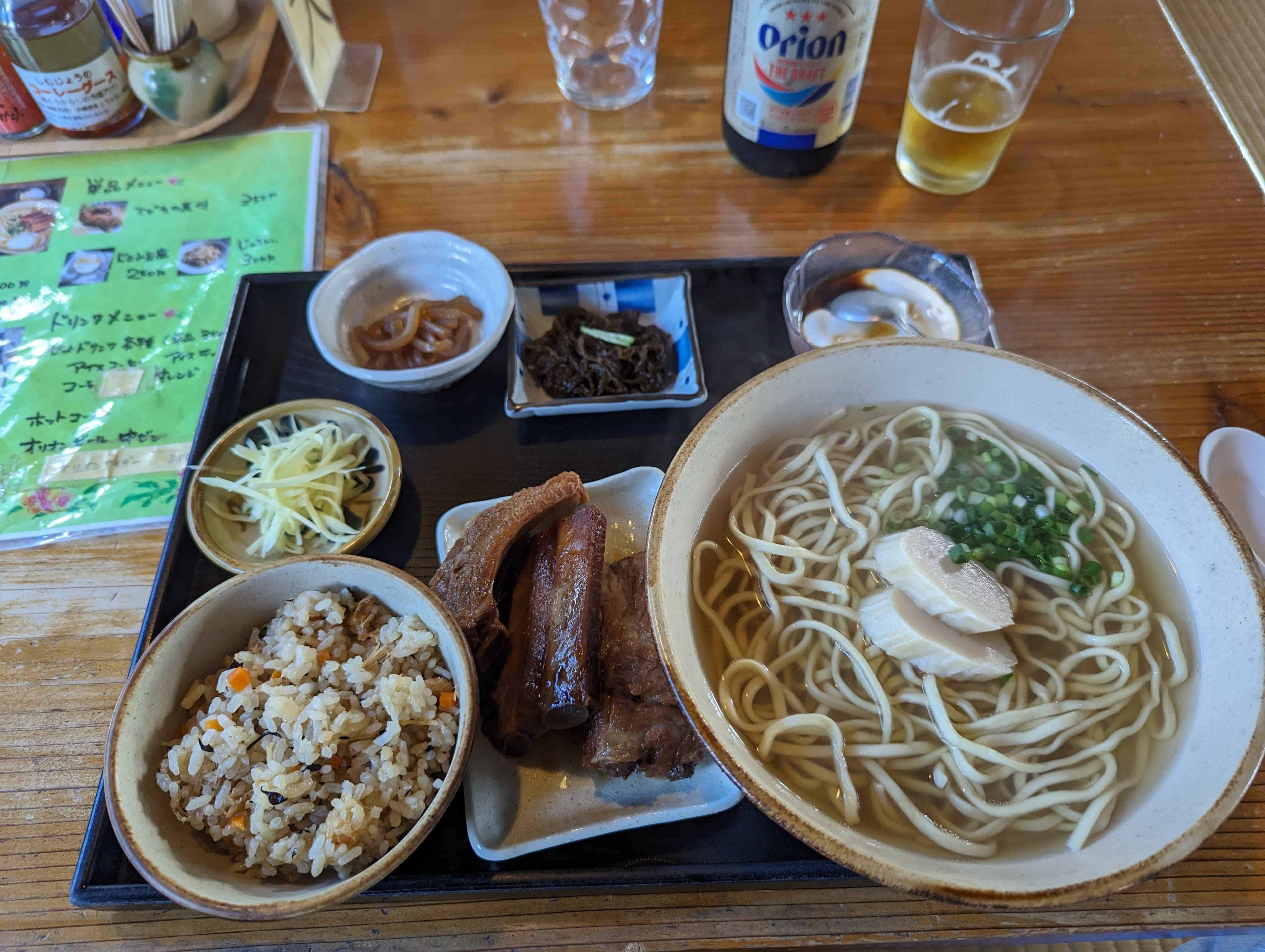 Plateau d'assortiment de petits plats et son bol de soba d'Okinawa