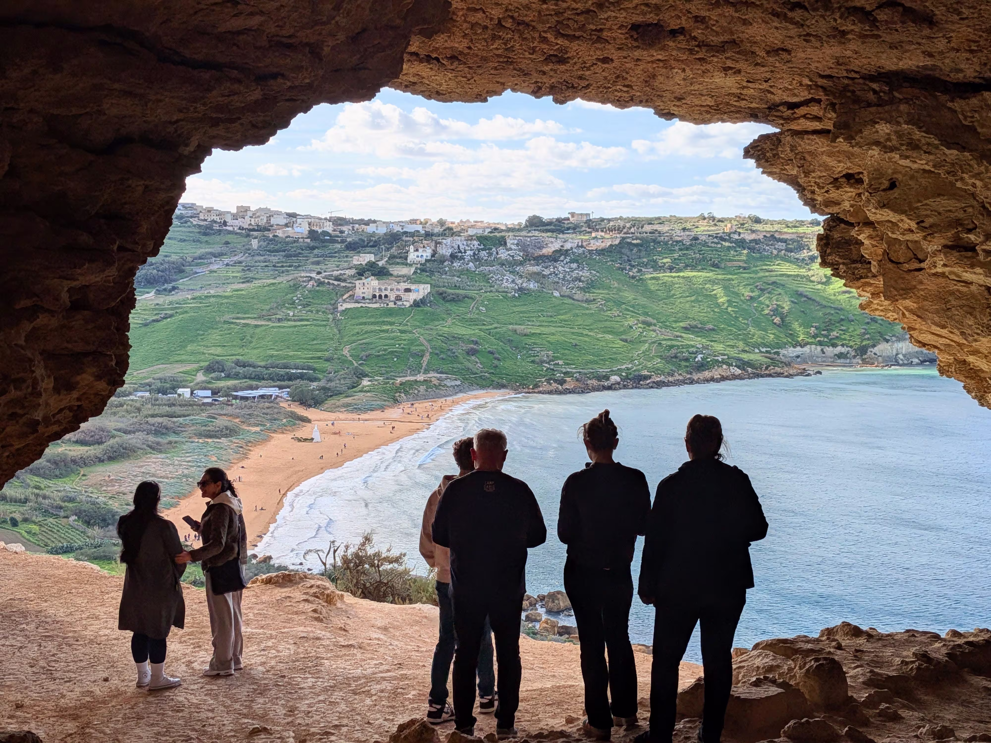 Vue sur la baie Ramla depuis Mixta Cave