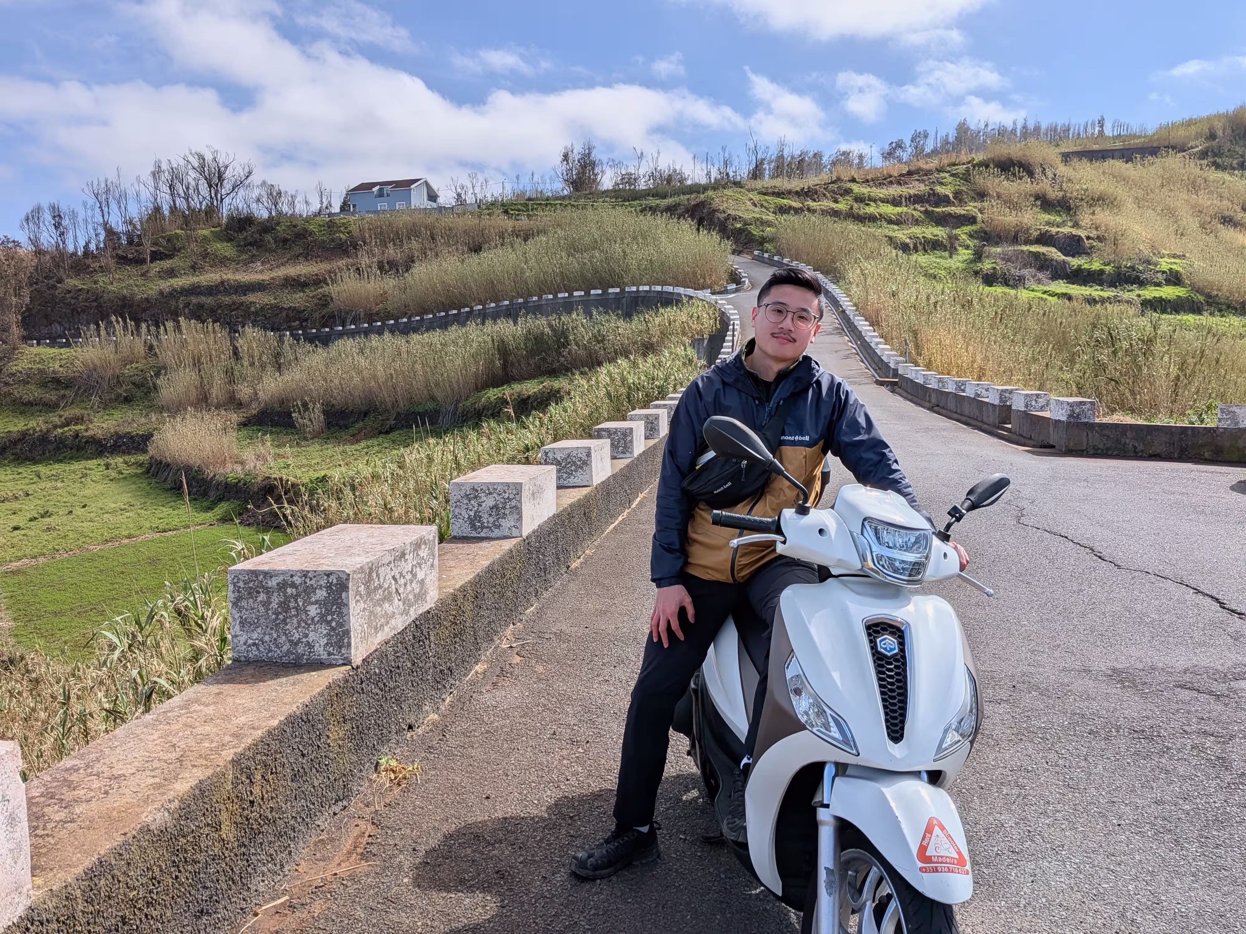 Le solo backpacker et un scooter loué à Madère