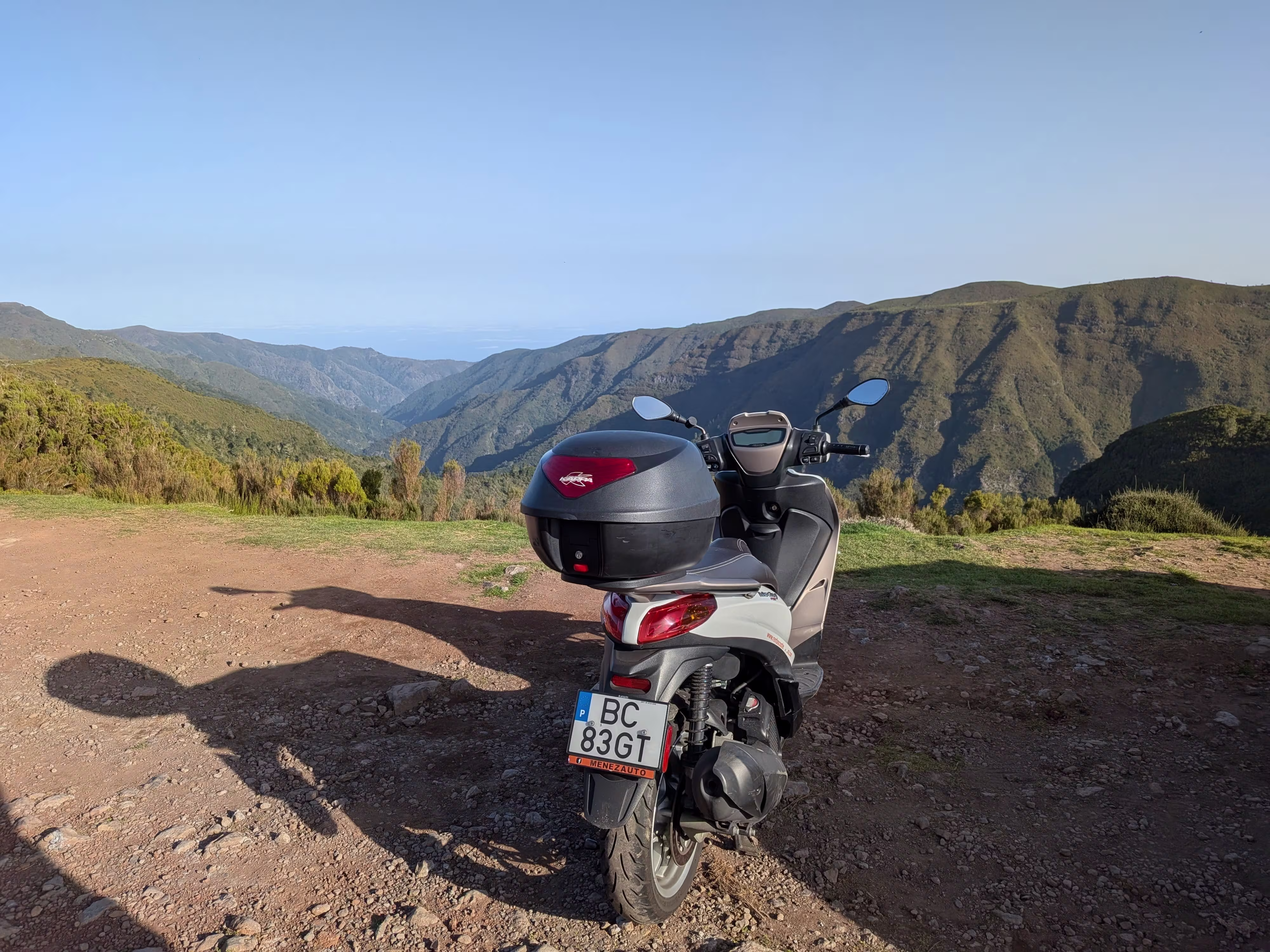 Un scooter au milieu des montagnes à Madère