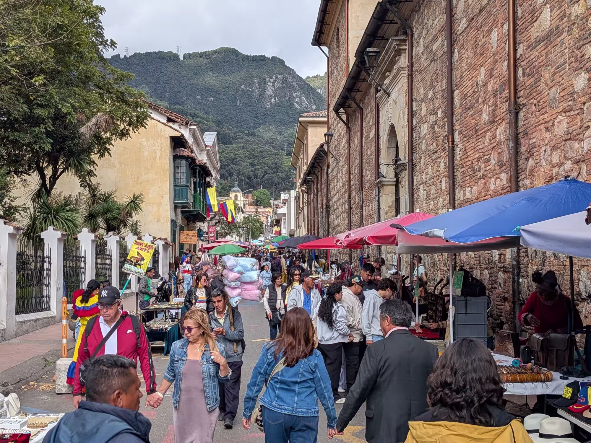 Une ruelle à Bogota dans la journée en Colombie