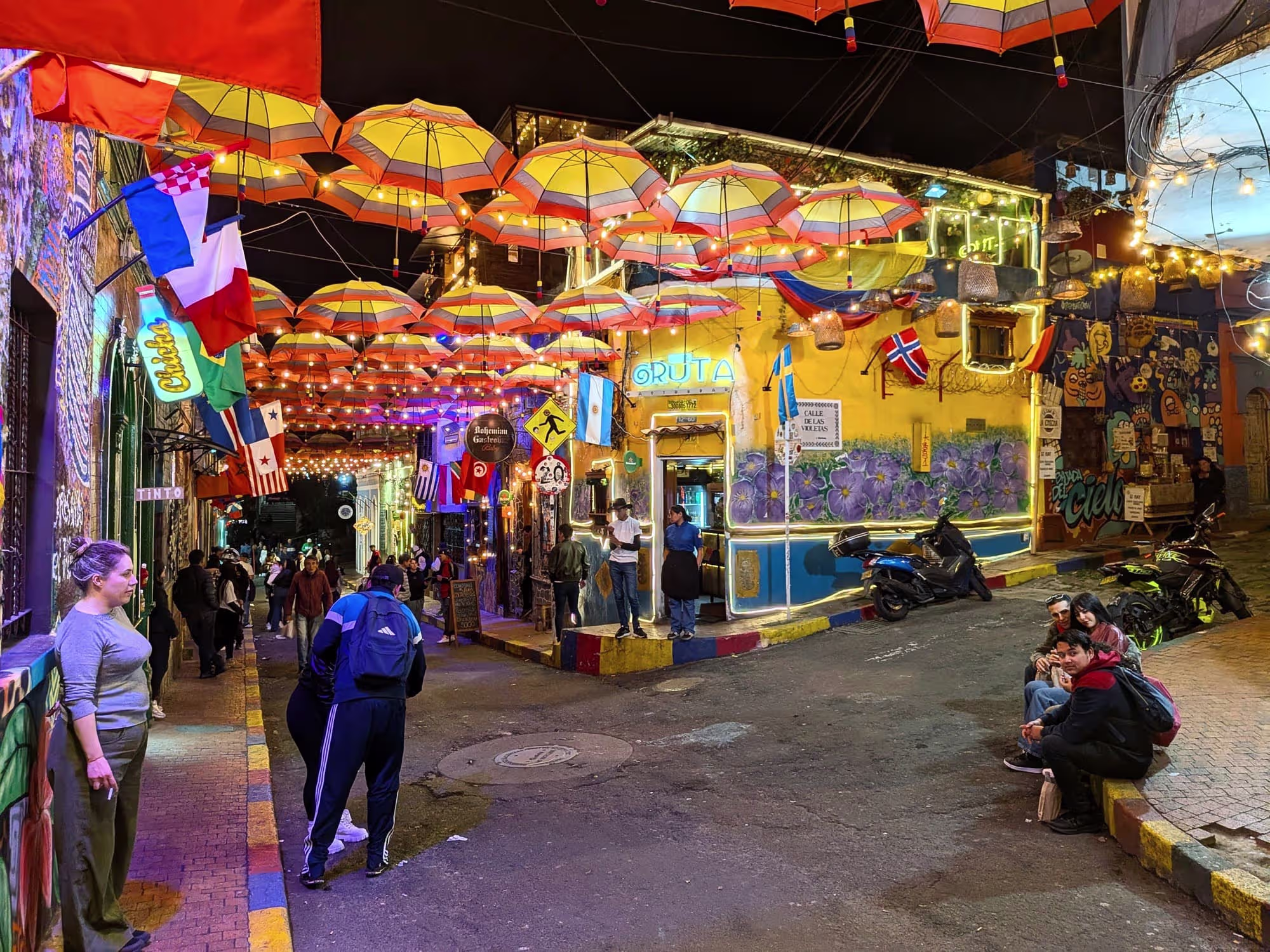 Une ruelle la nuit à Bogota en Colombie
