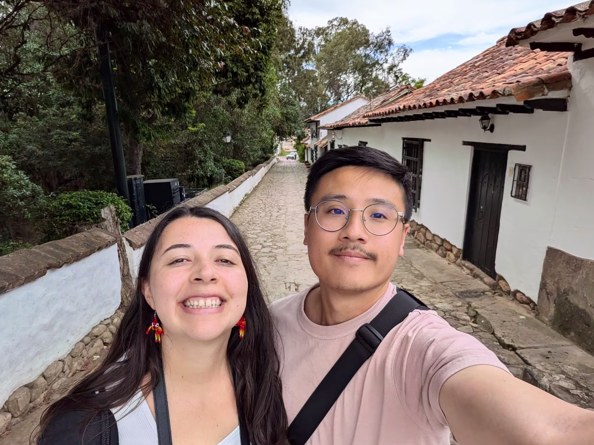 Femme colombienne et homme vietnamien