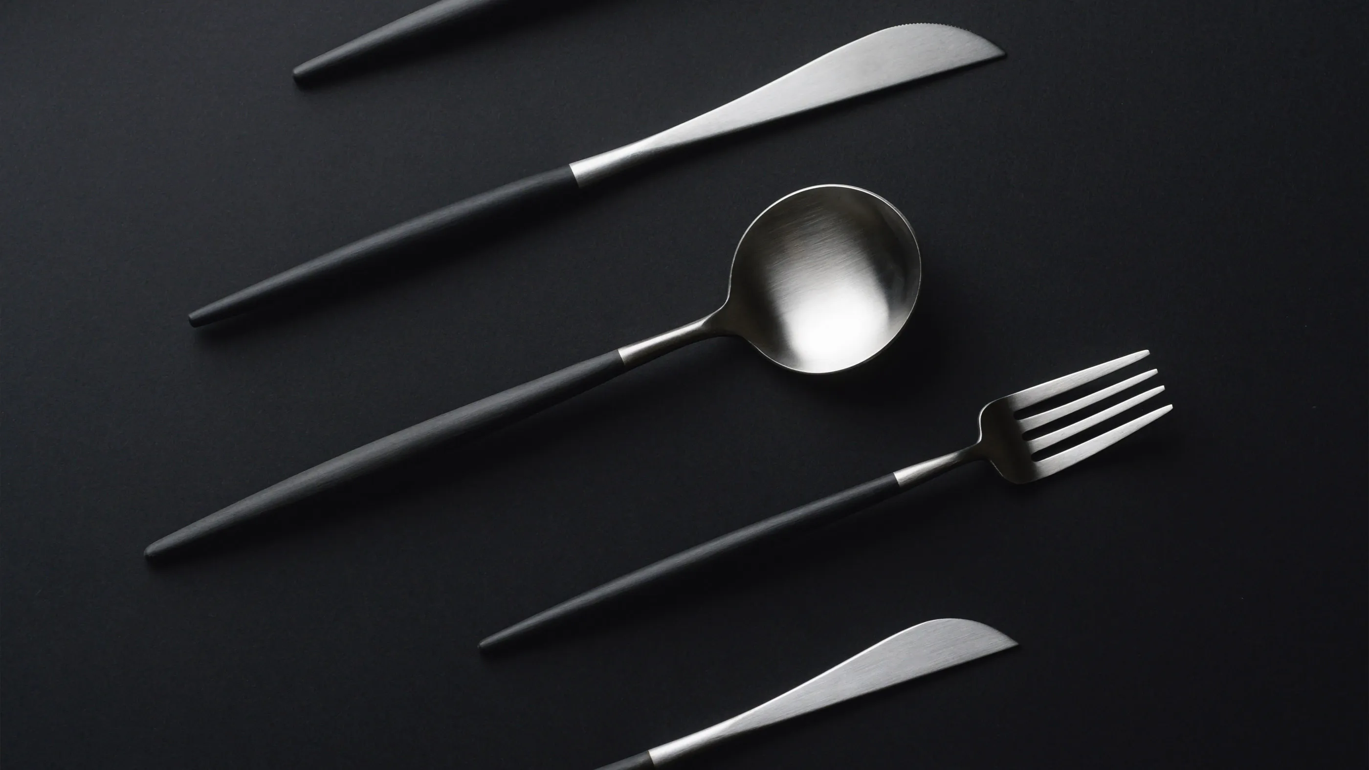 Silverbestick med svart handtag