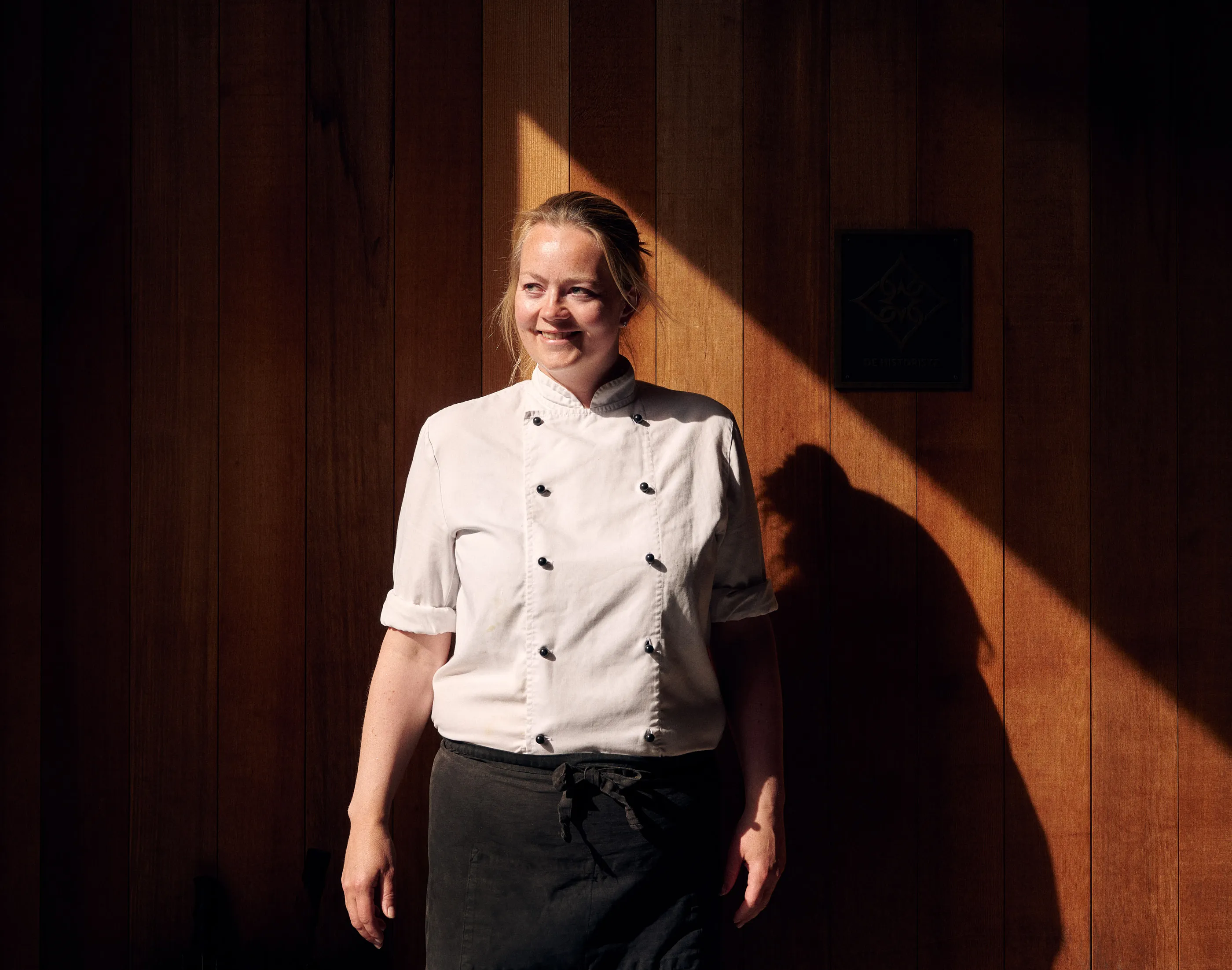 Porträtt av kvinnlig kock