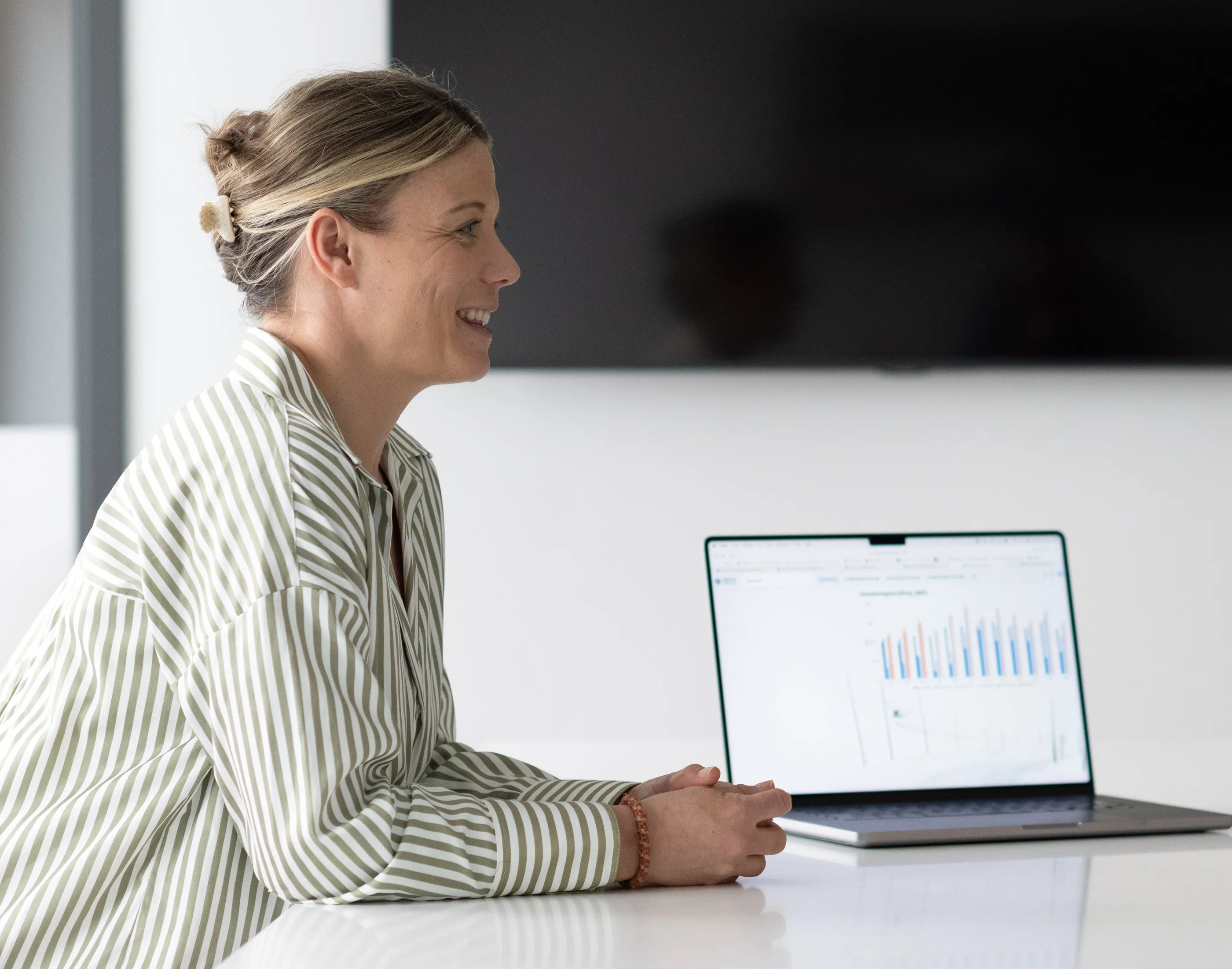 Rådgiver som viser analyse på pc