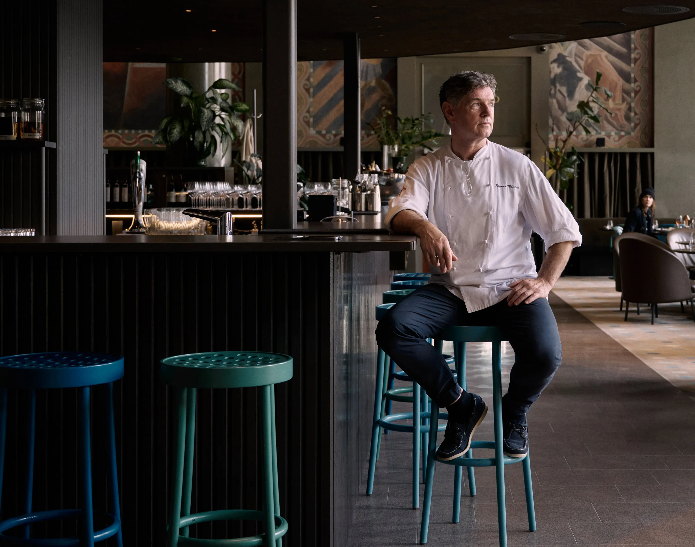 Kocken sitter vid baren