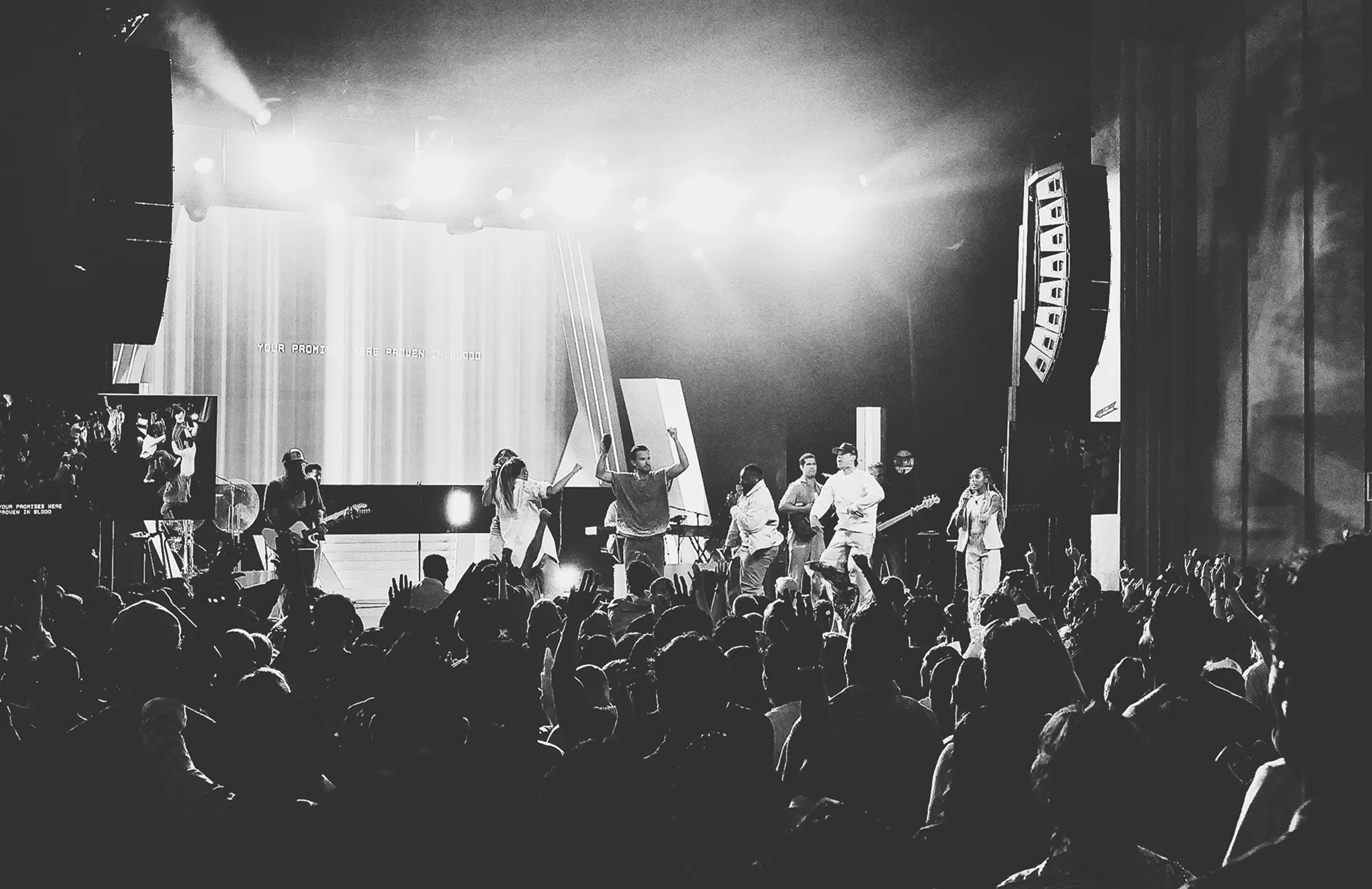 VOUS worship crowd