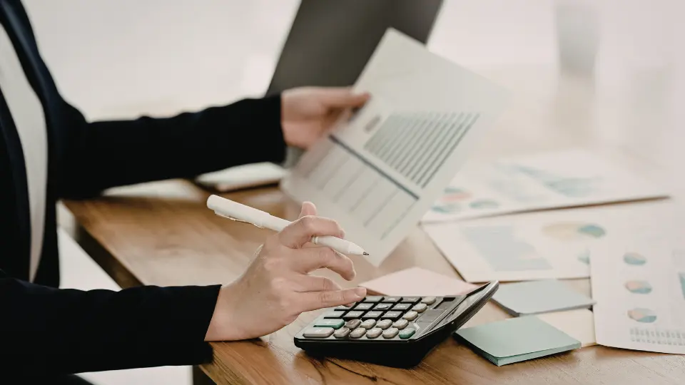 Analyst reviewing deductions backlog, aging, and dispute status to support a confident month-end close.