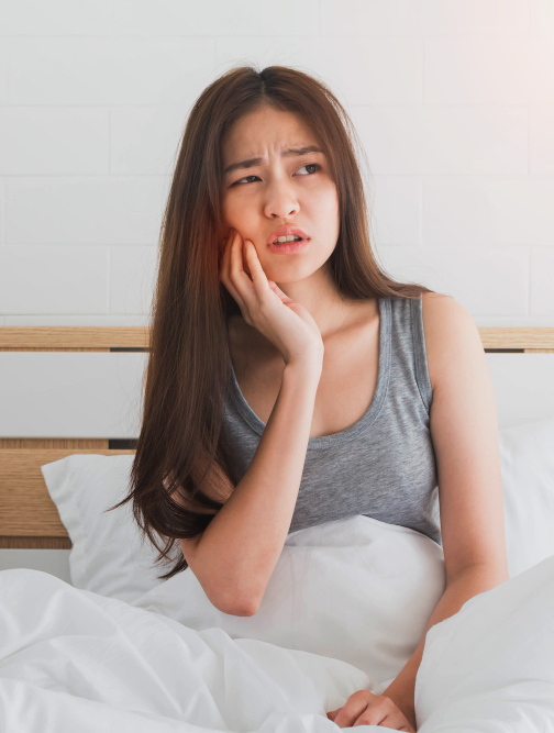 young women feels morning jaw pain