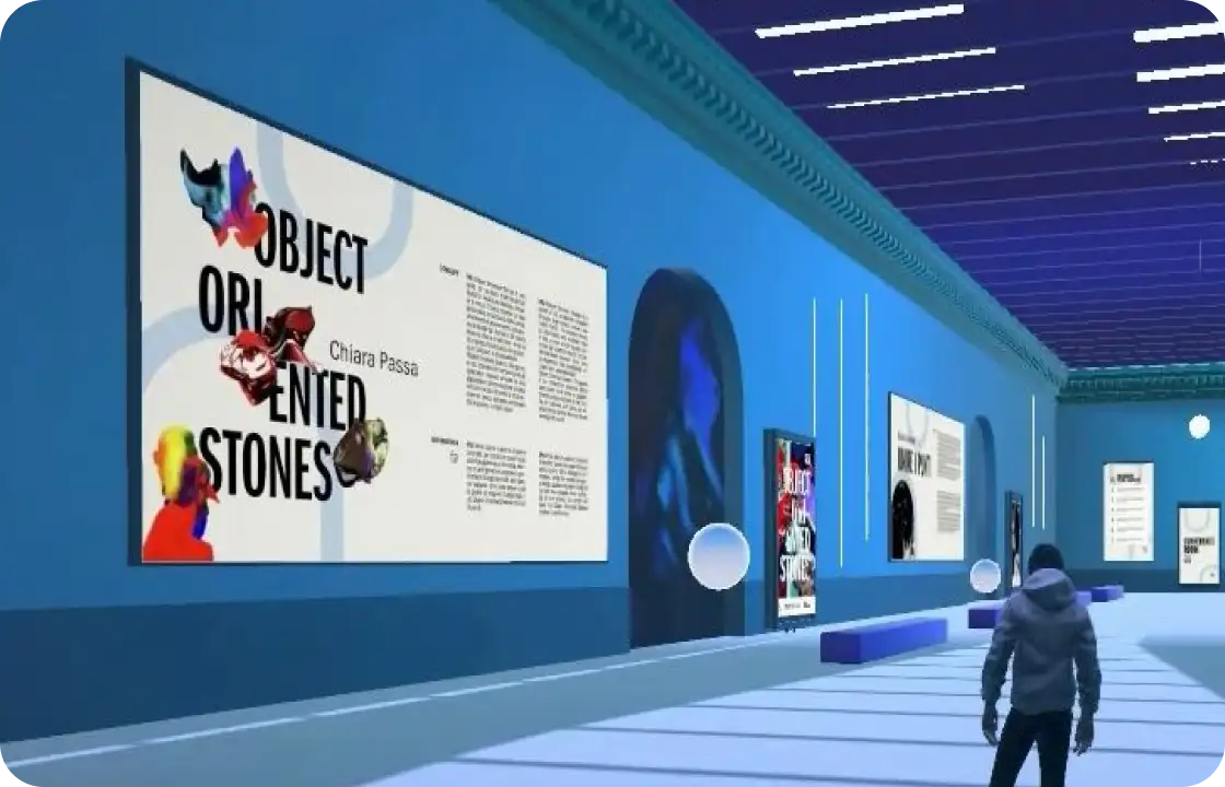 Interno di una galleria d'arte virtuale con pareti blu, poster esposti e una figura umana con cappuccio che cammina.