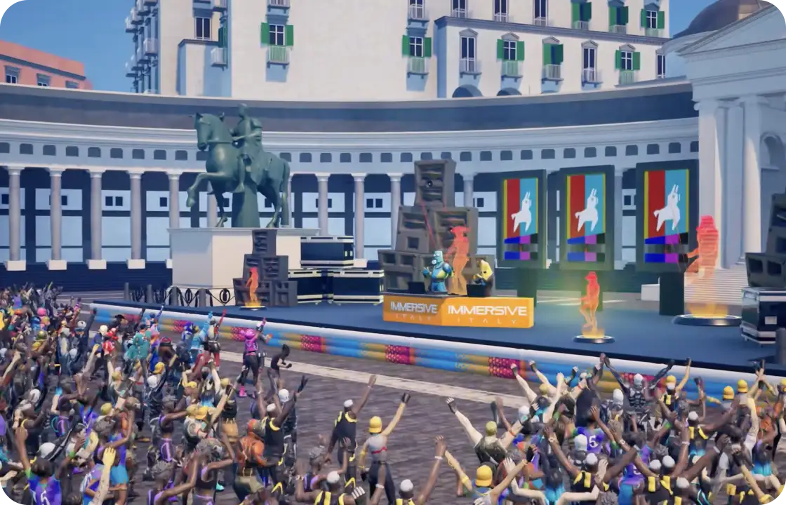 Palco con DJ e folla festante in una piazza con statue e edifici storici sullo sfondo, evento Immersive Italy.