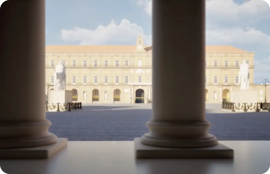 Vista di una piazza storica con due grandi colonne in primo piano e un edificio con molte finestre e statue sullo sfondo.