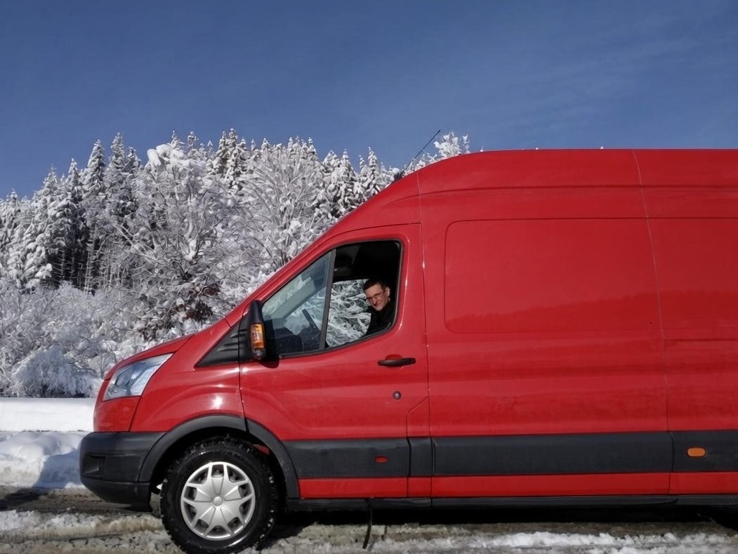Umzugsteam Berlin bei Transport von Mobiliar durch den österreichischen Alpenschnee.