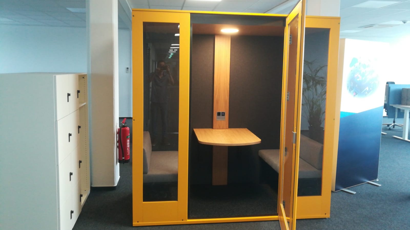 Umzugsteam Berlin nach Einrichtung einer geschäftlichen mittel-großen Telefonkabine.