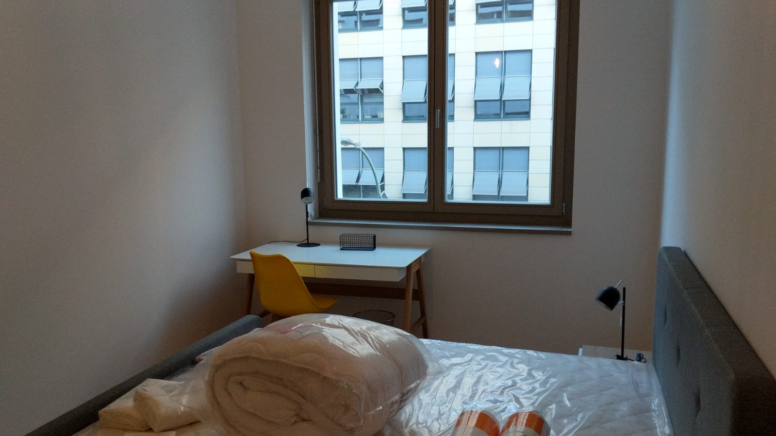 Umzugsteam Berlin nach erfolgreicher Einrichtung eines neuen Zimmers.