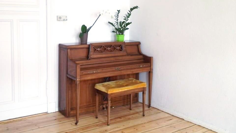 Umzugsteam Berlin nach Transport eines schweren Klaviers.