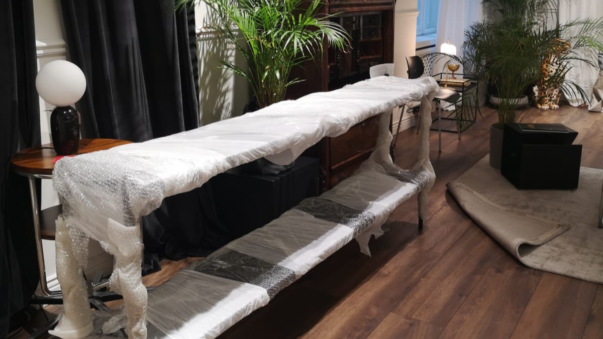 Umzugsteam Berlin beim vorsorglichen Einpacken von Möbel für einen sicheren Umzug. 