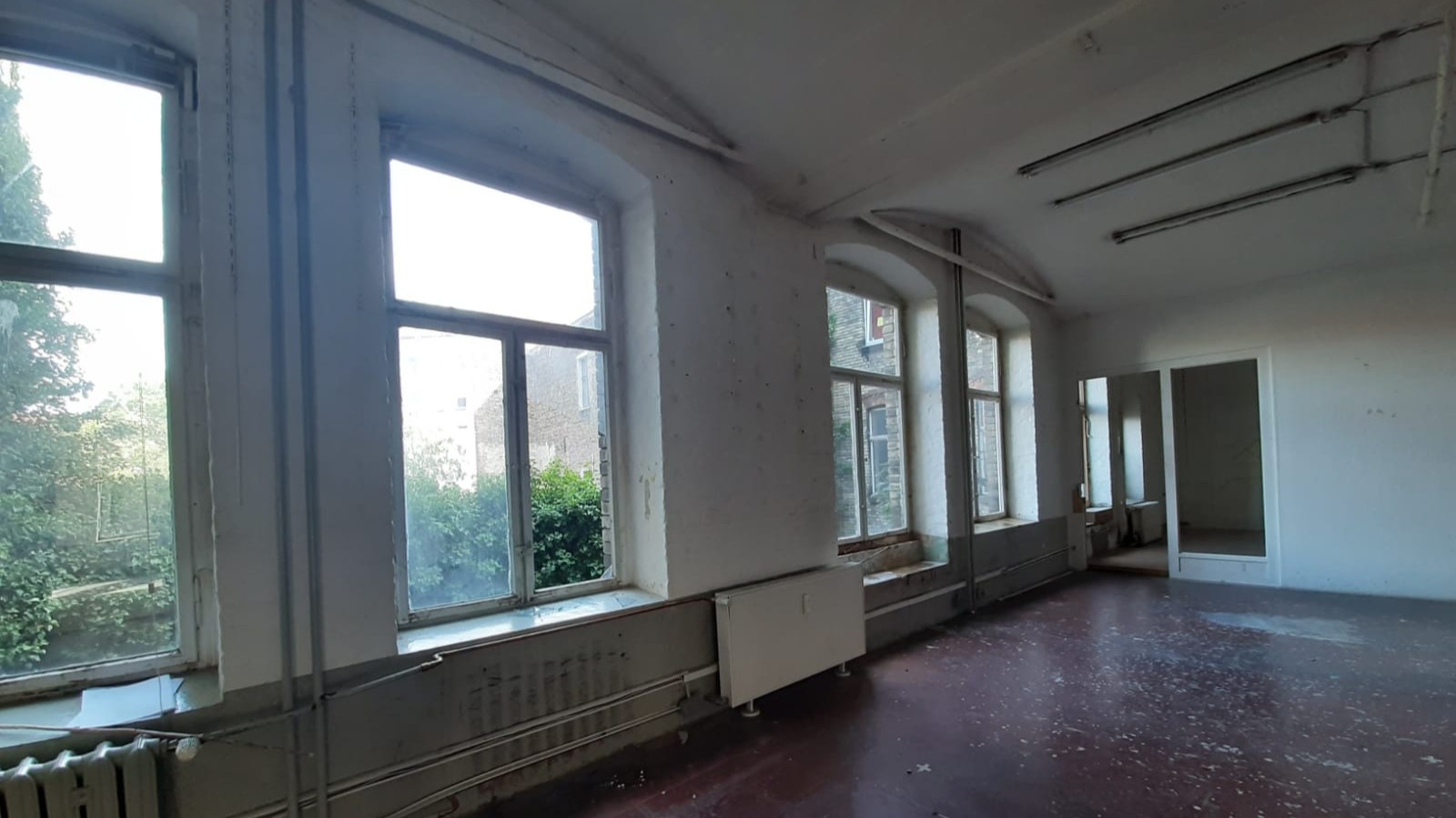 Umzugsteam Berlin bei behutsamer Entrümplung eines großen Geschäftsbüros.