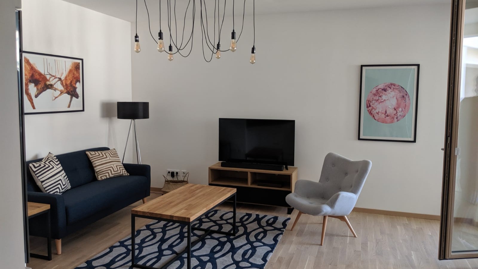 Umzugsteam Berlin nach Einrichtung eines neuen Wohnzimmers.