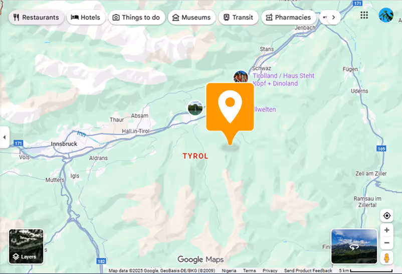 Google Maps Karte der Region Tirol mit einem orangefarbenen Standortmarker und Kategorien wie Restaurants, Hotels und Museen.
