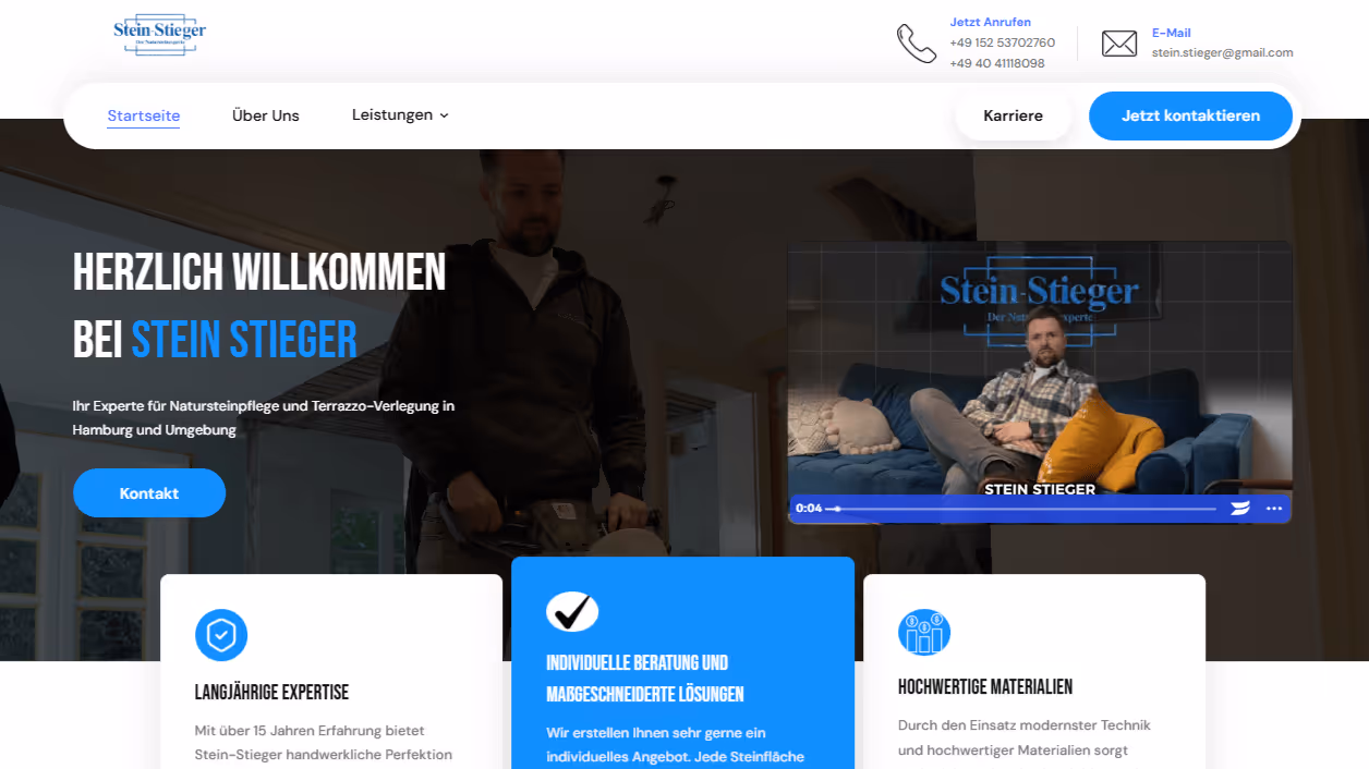Startseite der Stein-Stieger Webseite mit Logo, Kontaktinformationen, Willkommensgruß und Video eines Mannes auf einem blauen Sofa.