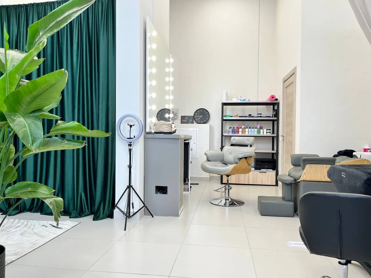 Уютный интерьер студии по восстановлению и реконструкции волос Андреевой Виктории