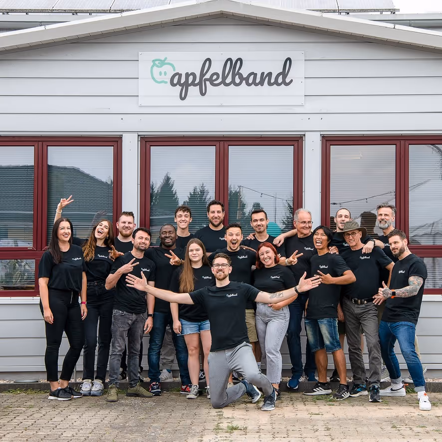 Team vor Firmengebäude