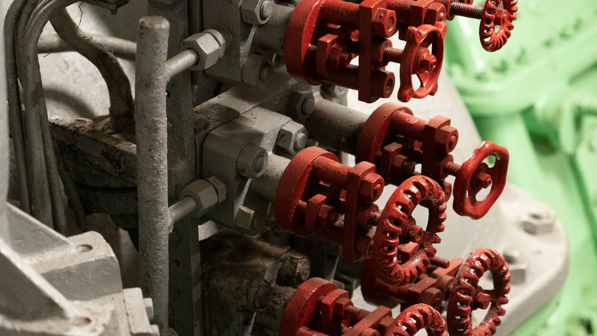 Gas- und Ölheizung im Heizungsraum, installiert von KeKa GmbH, SHK Meisterbetrieb in Geisenheim