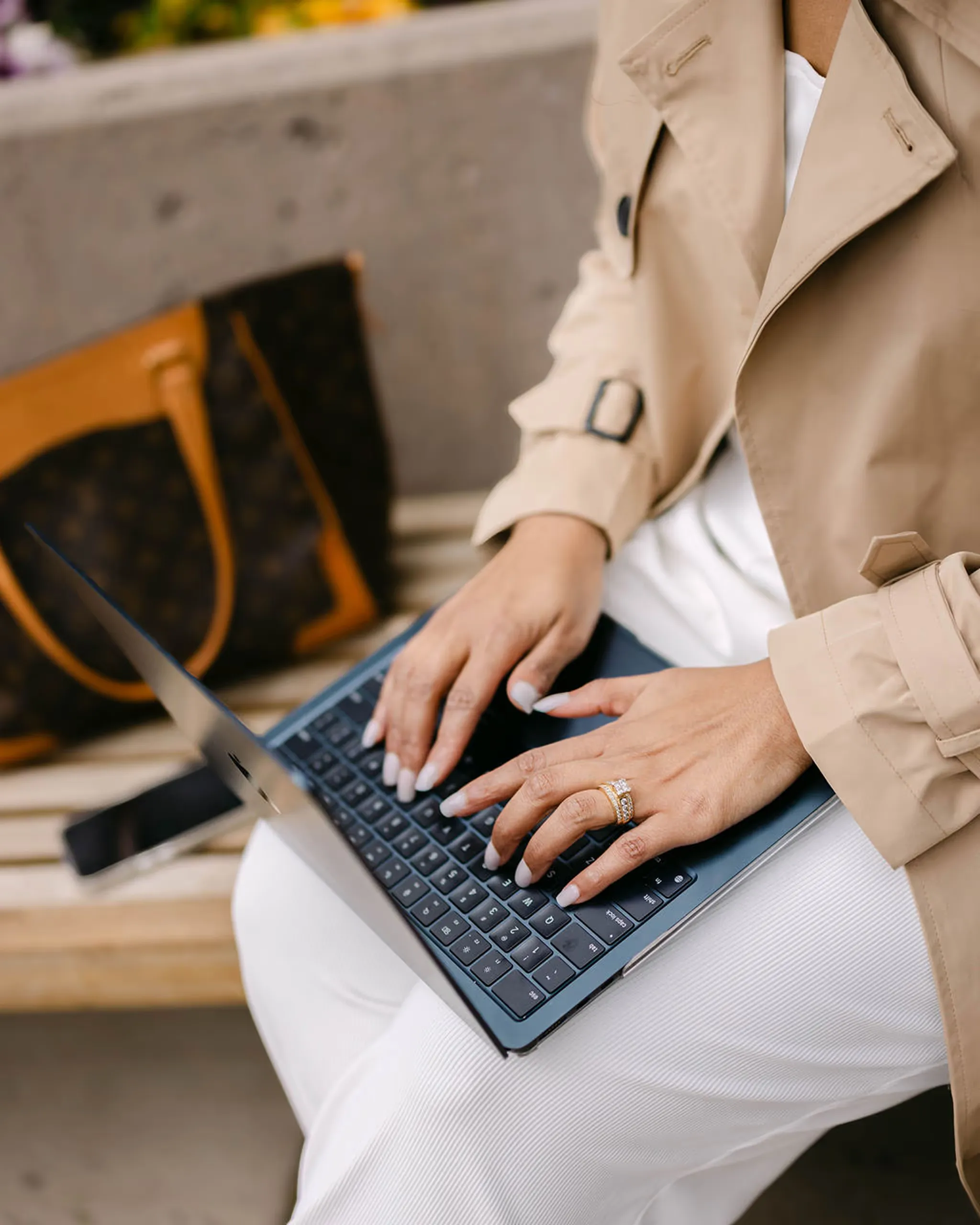 Remote support specialist multitasking in a professional setting