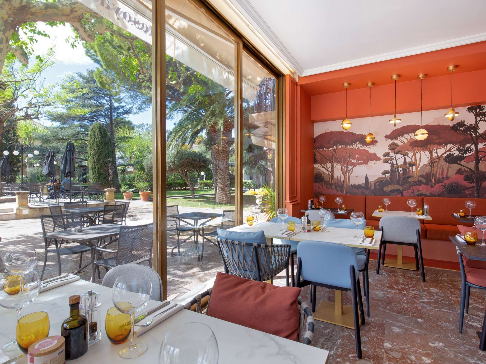 restaurant avec vue sur le parc arboré en ville