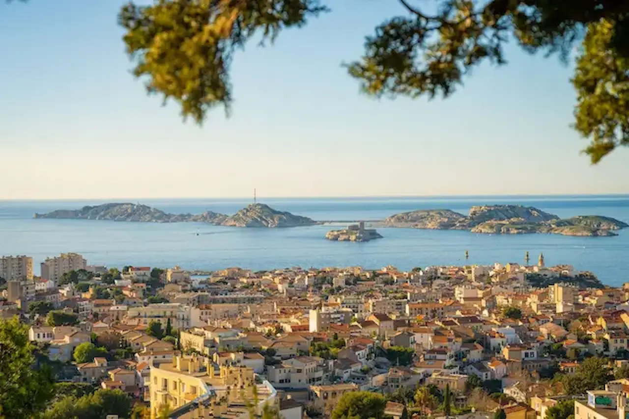 Espace de travail en télétravail face à la mer à Marseille