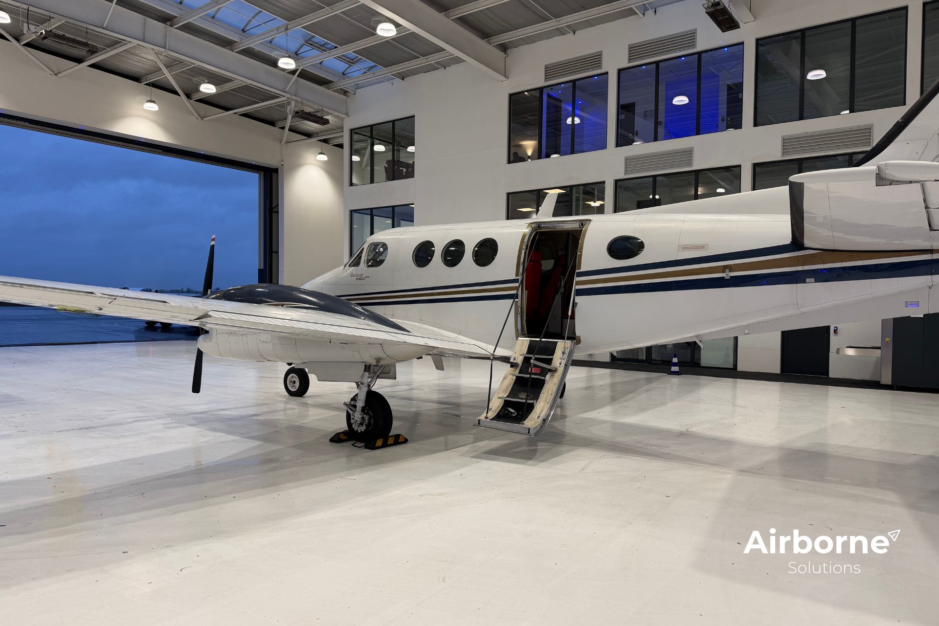 1994 Beechcraft King Air C90A, photo 3