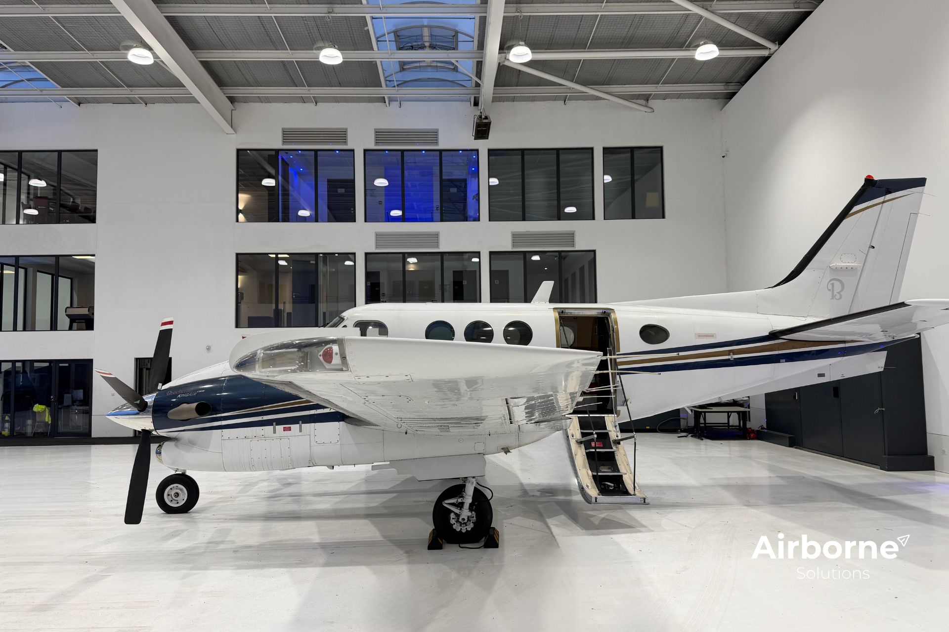 1994 Beechcraft King Air C90A, photo 2