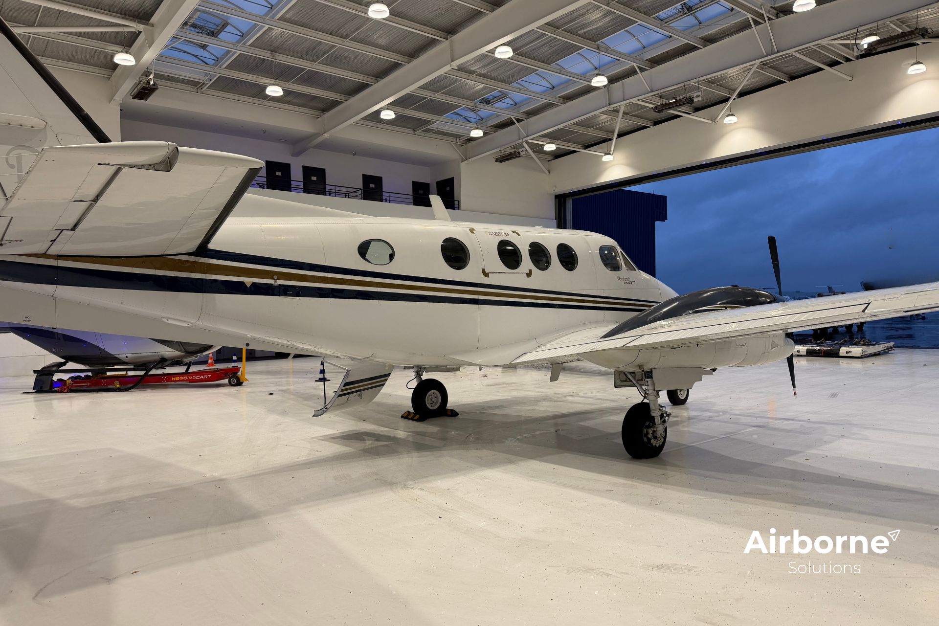 1994 Beechcraft King Air C90A, photo 5