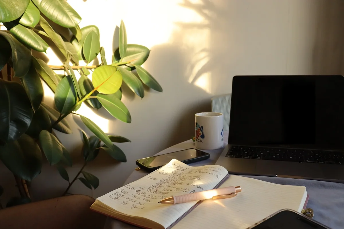 carnet de notes avec laptop