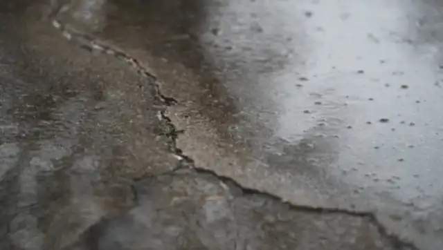 Close-up of a structural concrete crack requiring chemical injection grouting and forensic diagnosis.