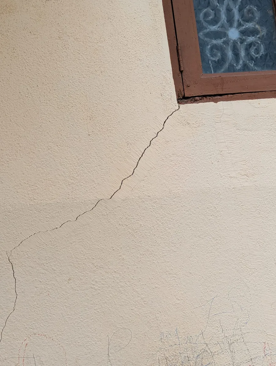 Diagonal crack near window structural analysis