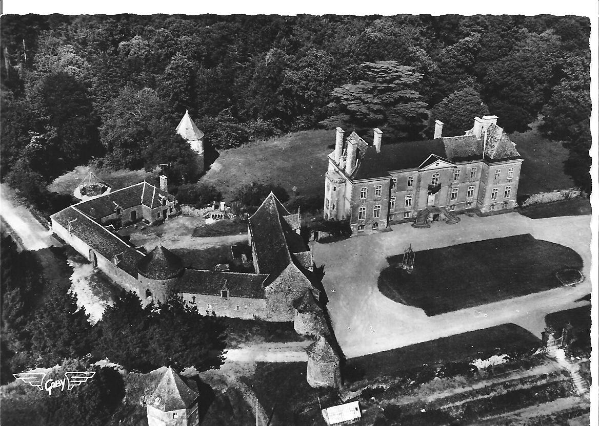 La cour et les dépendances du château de Trémohar, carte postale ancienne