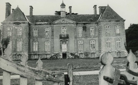 La cour et les dépendances du château de Trémohar, carte postale ancienne