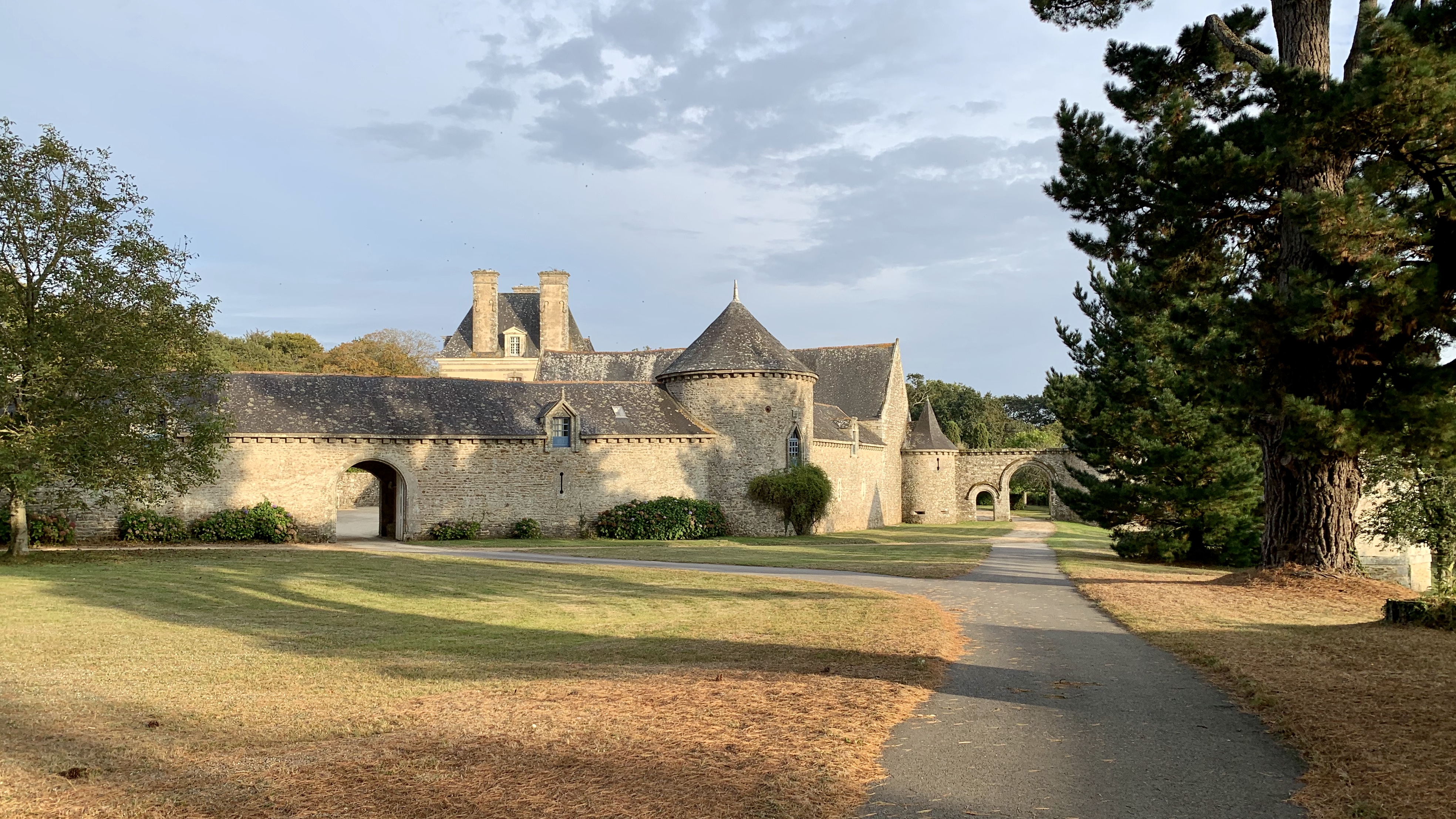 L'allée menant aux bâtiments fortifiés du château de Trémohar